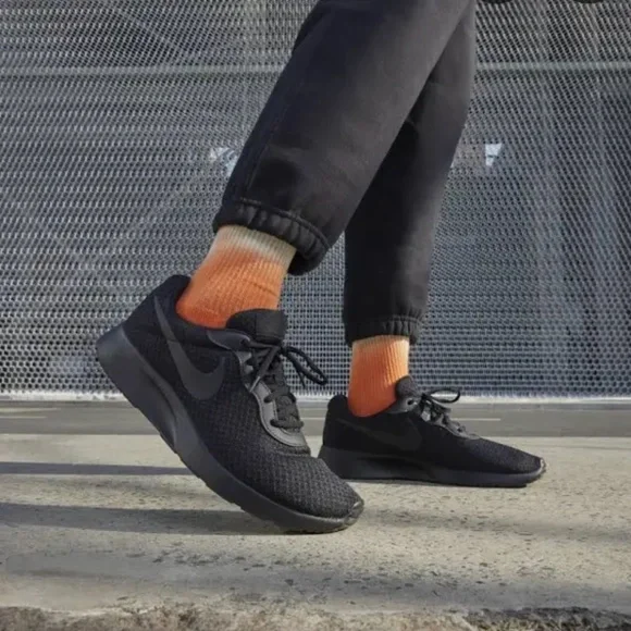 EUC Men’s Nike Tanjun Shoe / Sneakers Black Barely Bolt Size 9 - Picture 1 of 8